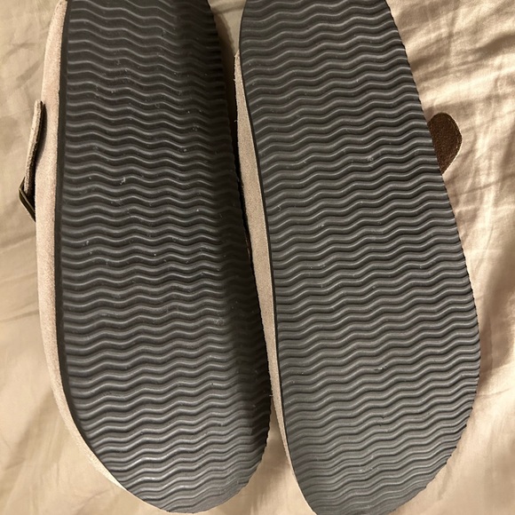 White Mountain womens clogs. Size 7. Tan suede. Arch support - Picture 2 of 3